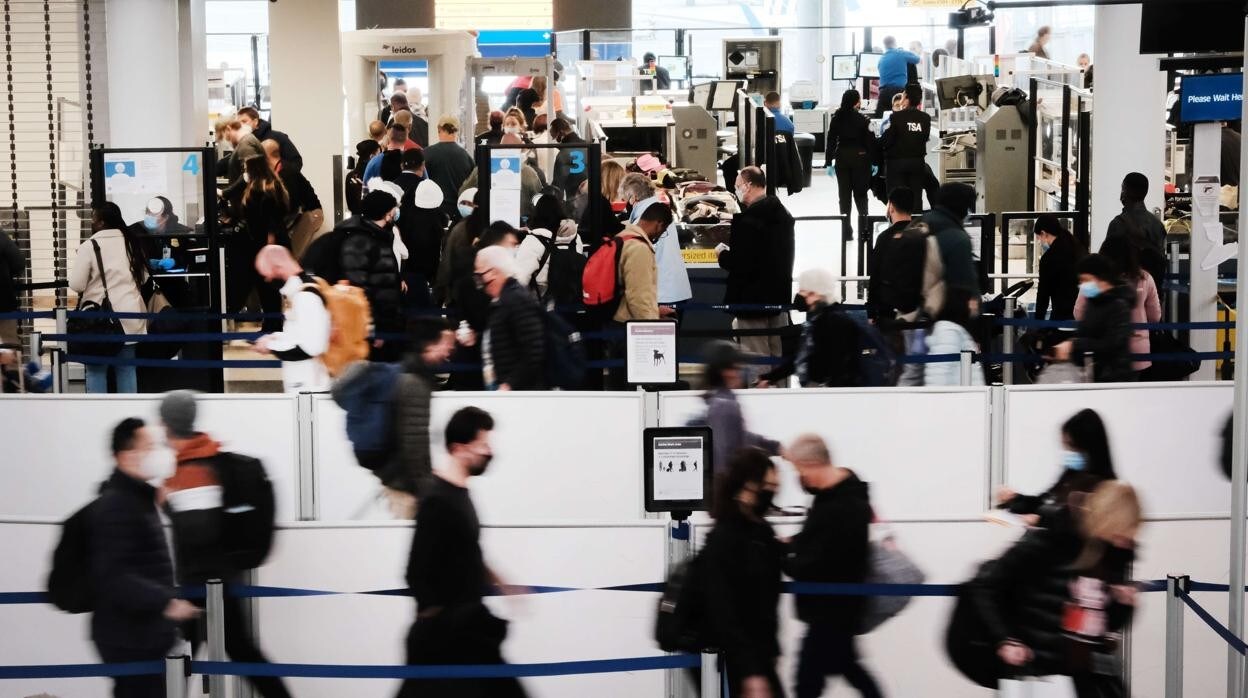 Viajeros llegan a sus vuelos en el aeropuerto internacional Newark Liberty el 30 de noviembre de 2021 en Newark, Nueva Jersey (Estados Unidos)