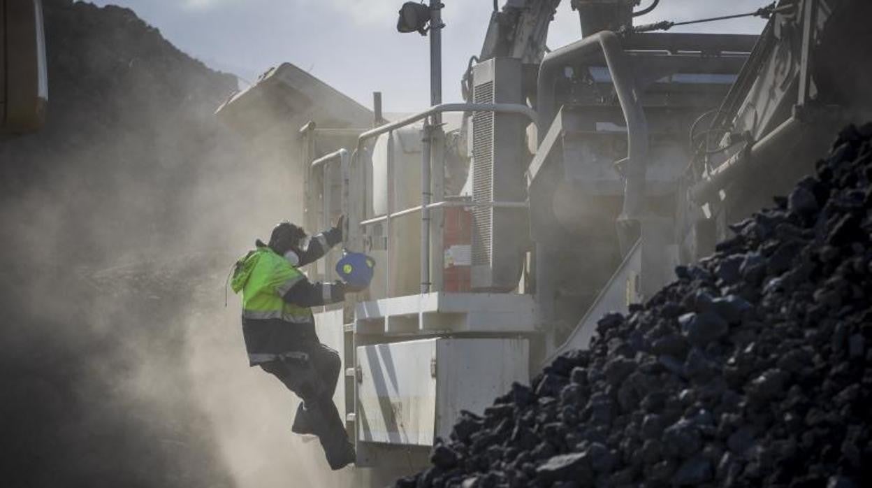 Zona de trabajos en La Laguna para abrir las carreteras LP-213 a Puerto Naos y el tramo invadido por la lava del volcán Cumbre Vieja hacia Tazacorte