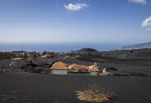 Casas enterradas en las cenizas del volcán Cumbre Vieja, en San Nicolás, el pasado febrero