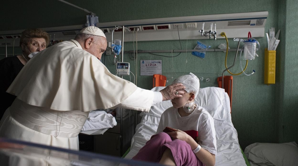 El Papa, junto a un niño ucraniano ingresado en el hospital