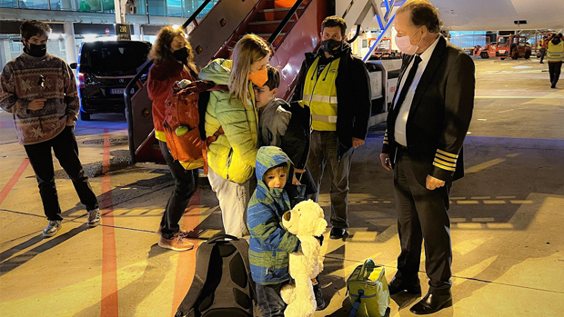 El piloto millonario que salva vidas por el mundo: «Los ucranianos no quieren irse, suben al avión llorando»