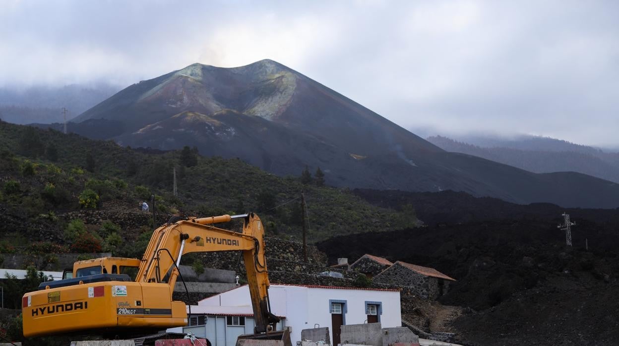 Vistas del volcán de La Palma seis meses después de su erupción