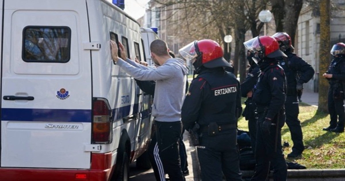 La Ertzaintza identifica a dos de los implicados en los altercados ocurridos en Vitoria