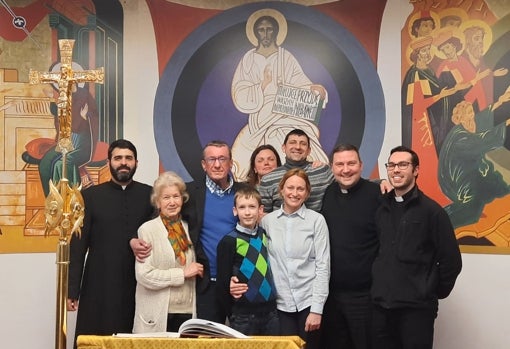 Pedro Zafra, a la derecha, junto a otros sacerdotes de la parroquia y unos feligreses, después de la celebración de una boda el 12 de marzo