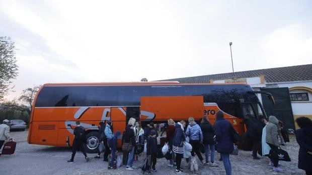 Agricultores cordobeses traen a 50 refugiados ucranianos: «Hemos hecho lo correcto: echar una mano»