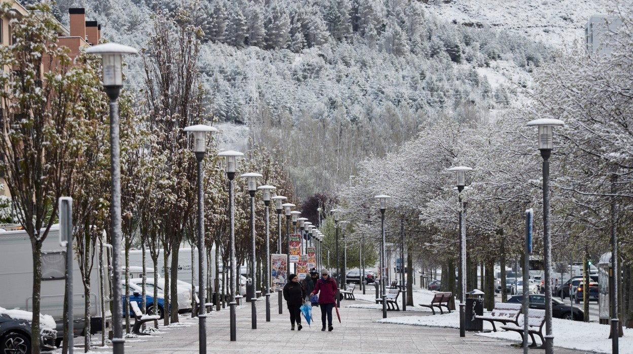 La madrugada de este viernes 1 de abril, la nieve ha llegado a Navarra y ha cuajado en Pamplona