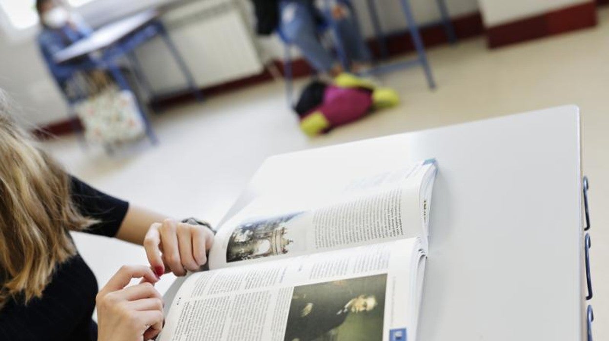Una alumna del Colegio Alameda de Osuna durante una clase de Historia