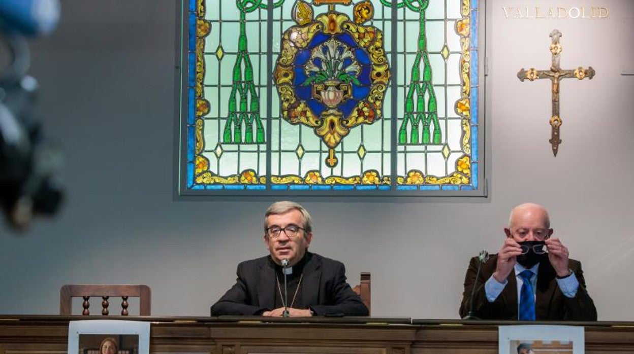 Luis Argüello, en el centro, durante su intervención en la rueda de prensa