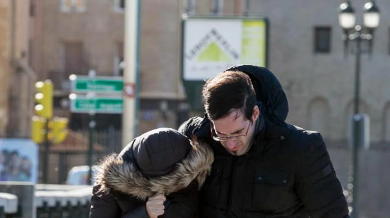 Una pareja camina bajo el frío en Zaragoza en una imagen de archivo