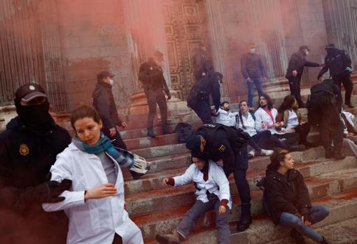 Protesta climática ante la puerta del COngreso