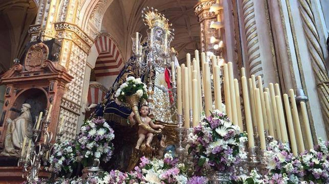 La Virgen de los Dolores preparada para salir en procesión en Córdoba