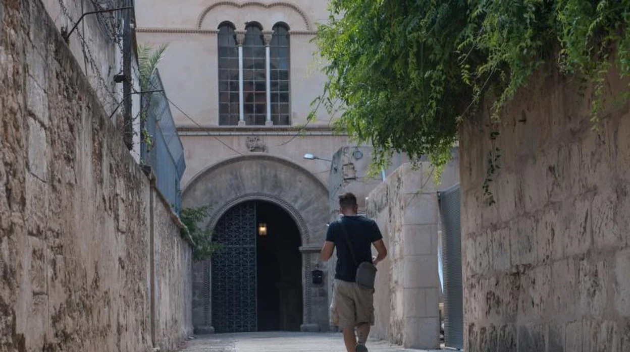 Un joven accede al centro de menores El Temple, en Palma de Mallorca