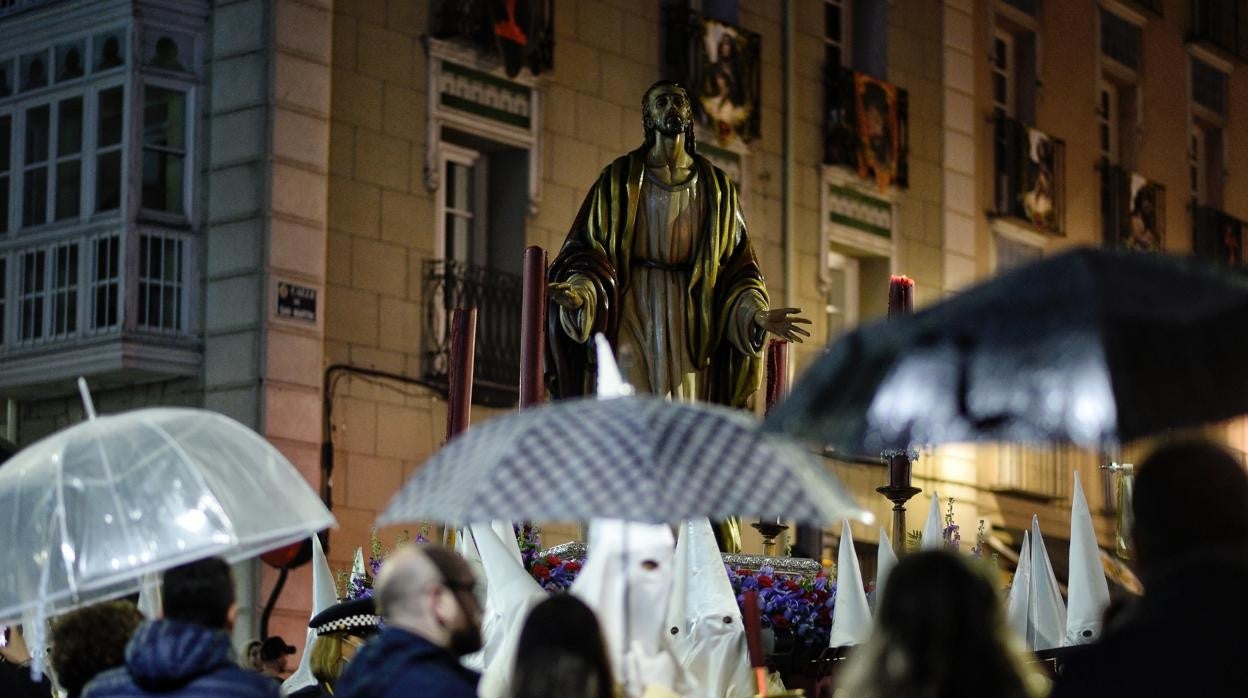 La lluvia ha sido la protagonista de la primera procesión del Viernes de Dolores en la ciudad de Valladolid, en donde la cofradía de La Piedad ha procesionado a pesar del mal tiempo