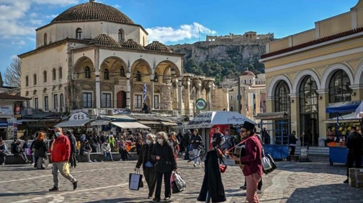 Unos viandantes en la plaza central de Atenas