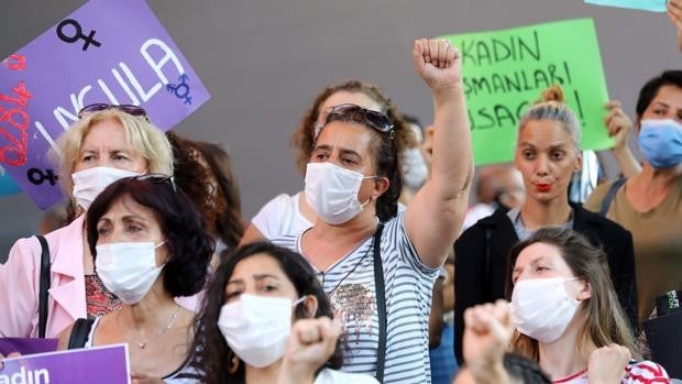 Turquía lanza una ofensiva contra el grupo feminista más grande del país por delitos contra la moralidad