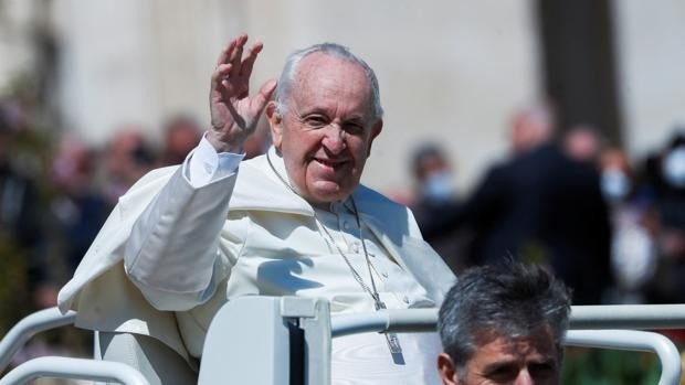 El Papa llama en la 'Urbi et Orbi' a «pedir la paz con voz potente desde los balcones y en las calles»