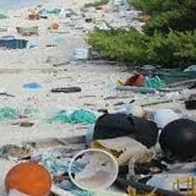 El reguero que el volcán de Toga trajo del mar: 86.000 botellas de plástico en las costas