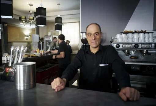 Patxi es camarero en un bar cel Restaurante Terranostra, en el centro de Madrid