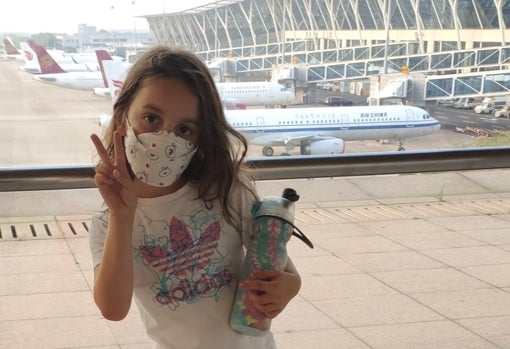 La barcelonesa Marta H. y su esposo italiano, Paolo, han adelantado su marcha de Shanghái en pleno confinamiento por miedo a dar positivo y ser separados de su hija de seis años, Martina. Después de semanas de incertidumbre y una odisea hasta el aeropuerto de Pudong, salieron de China el viernes por la mañana