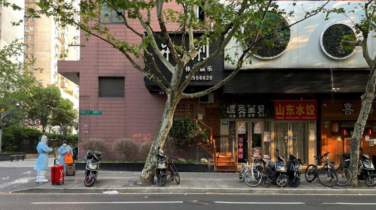 Comercios cerrados en una céntrica calle de Shanghái