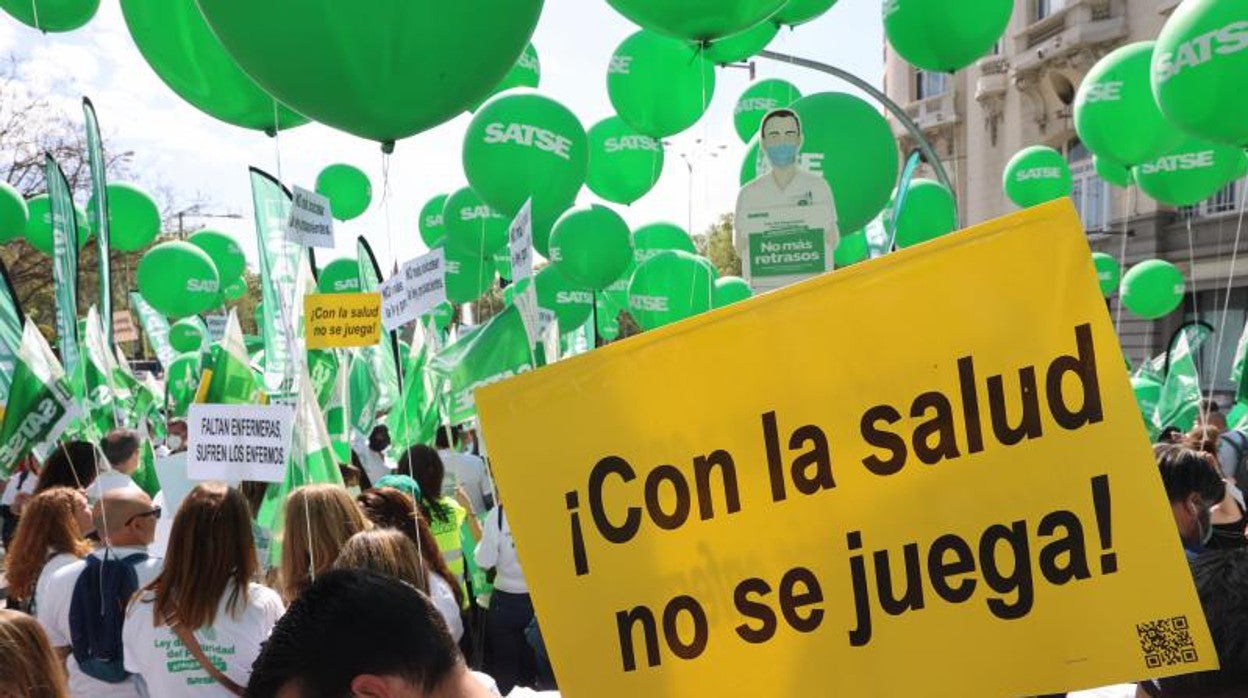 Las enfermeras durante su protesta de este martes a las puertas del Congreso de los Diputados