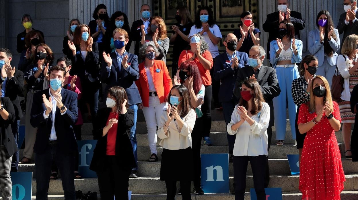 La ministra Ione Belarra junto a diputados de varios grupos celebrando en mayo la aprobación de la ley