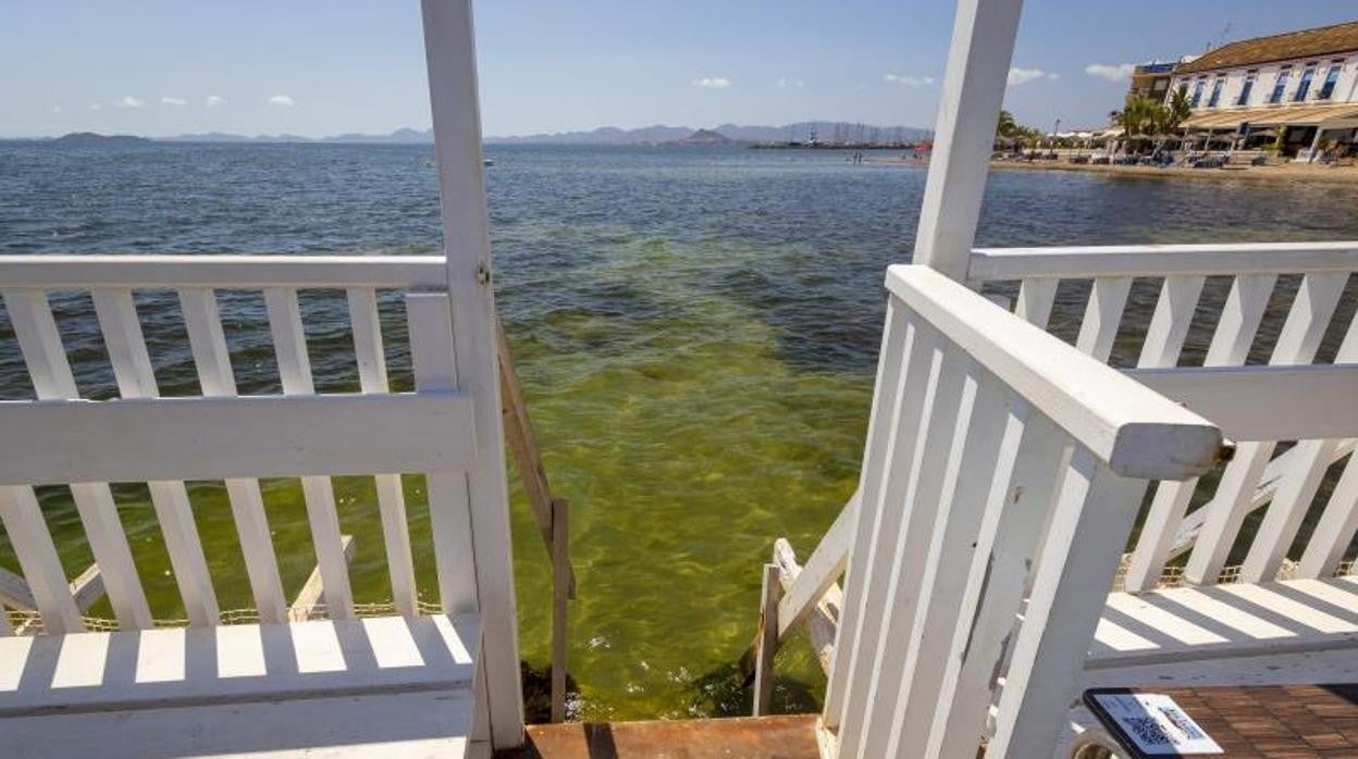 Vista panorámica del Mar Menor desde un restaurante de la costa