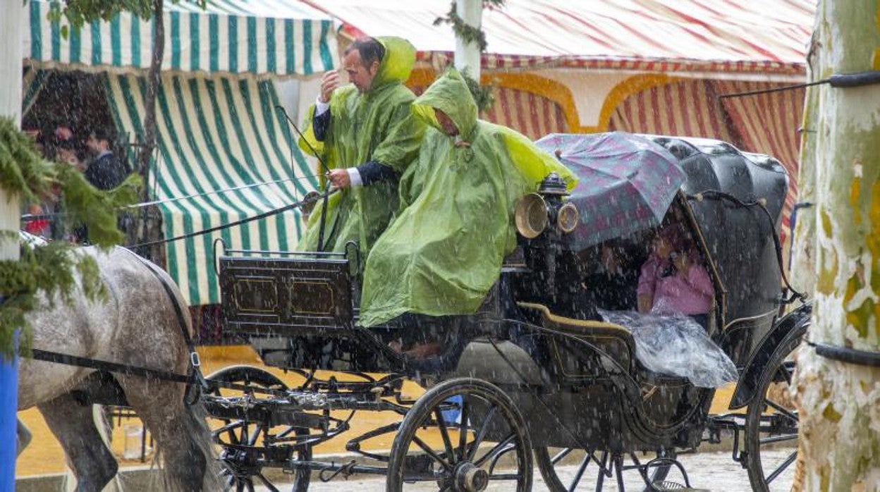 La lluvia también hizo acto de presencia en la Feria de Abril de Sevilla