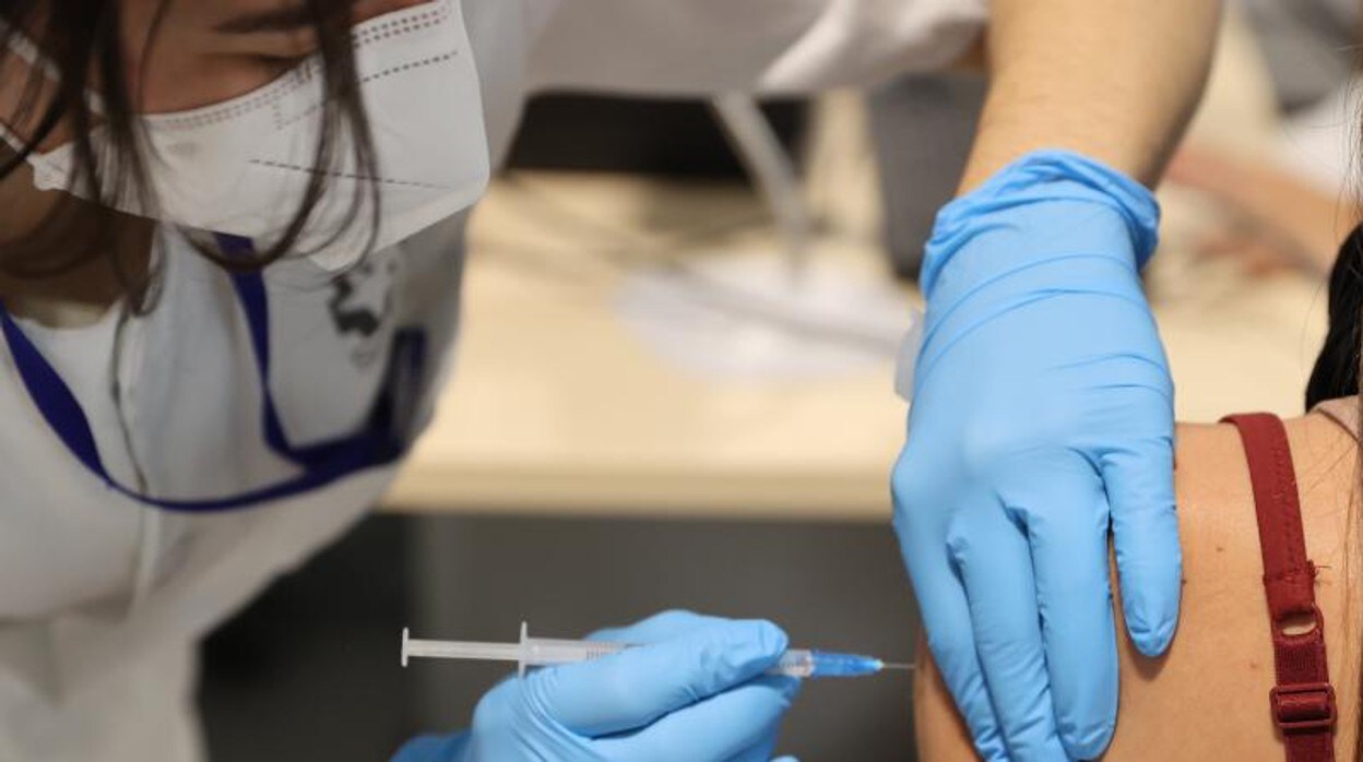 Una enfermera inyecta una vacuna del Covid en el hospital Isabel Zendal de Madrid Jaime García