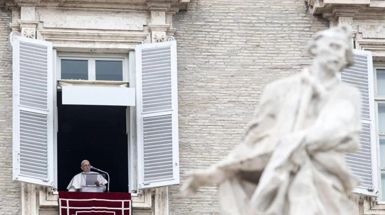 El Papa en un momento del rezo del Regina Coeli de este domingo