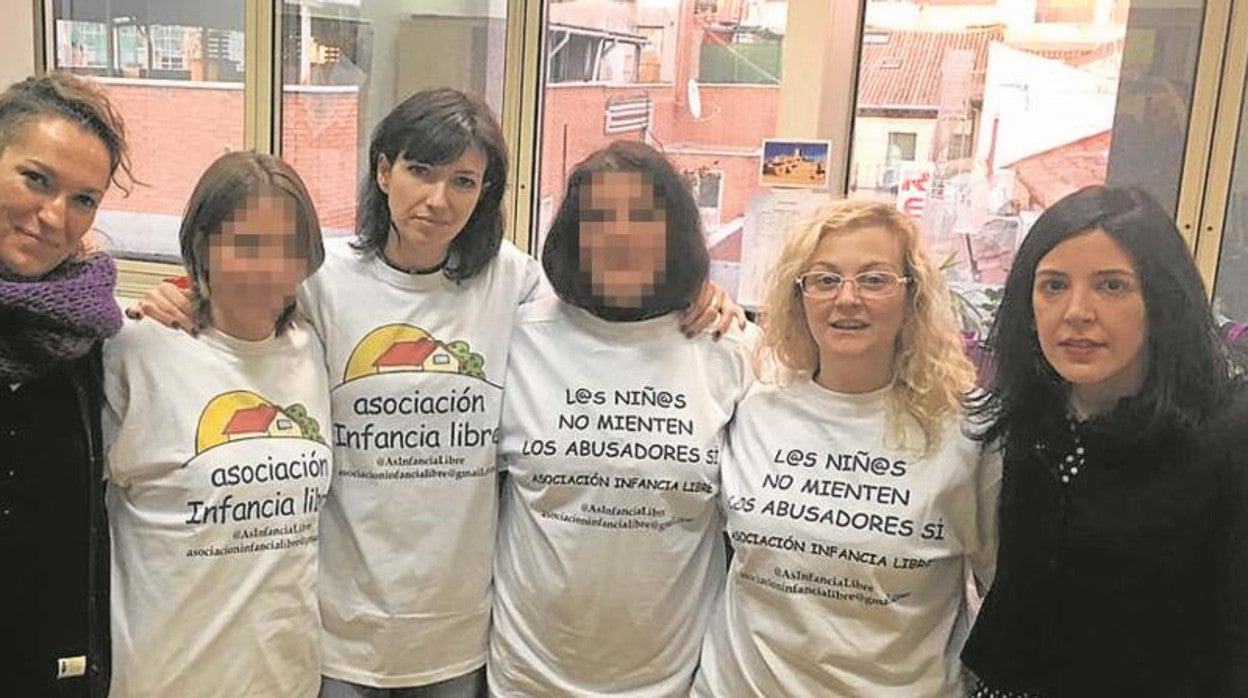 María Sevilla, segunda por la derecha, posa junto a otras socias de Infancia Libre