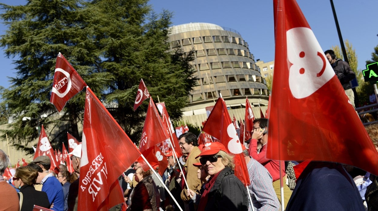 Una manifestación por el derecho a vivir frente al TC, en 2015