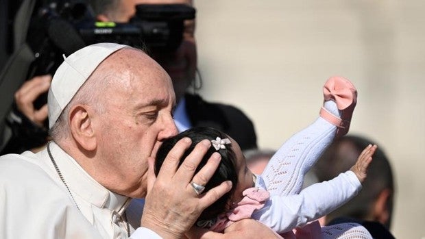 El Papa alerta sobre la baja natalidad: «Es una verdadera emergencia social»