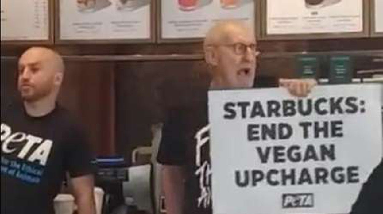 James Cromwell, durante la protesta en un Starbucks de Manhattan