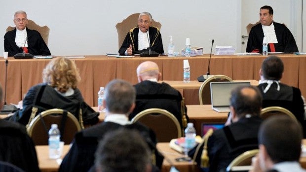 El cardenal Becciu interrogado durante 8 horas en el juicio por el saqueo de fondos de la Secretaría de Estado