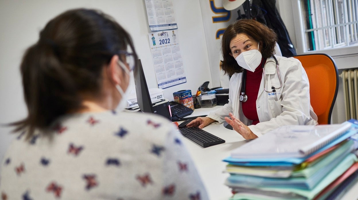 Médico de familia en una consulta