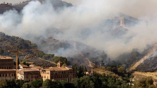 Un aparatoso incendio pone en peligro la Abadía del Sacromonte en Granada