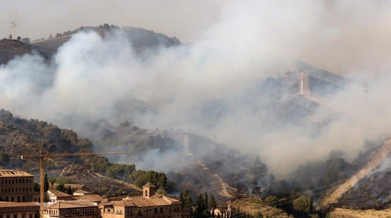 El humo inunda la histórica abadía de Sacromonte, próxima a los populares barrios de Sacromonte y el Albaicín