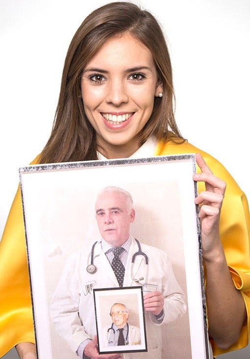 Cristina, en la foto de su orla, con su padre y abuelo