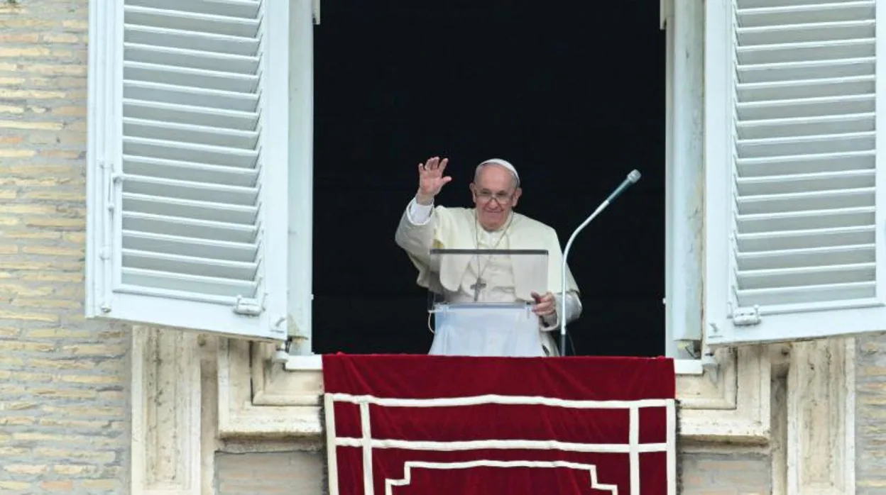 El Papa saluda tras el Regina Coeli en el que ha nombrado 21 nuevos cardenales