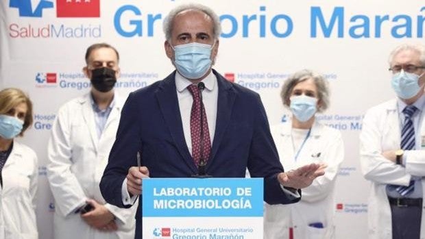 Escudero visita el Hospital Gregorio Marañón donde realizan PCR para la viruela del mono