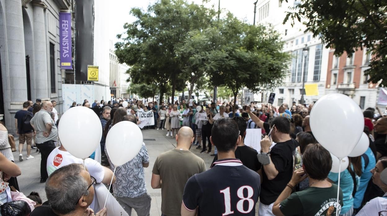 Decenas de personas, esta tarde, frente al Ministerio de Igualdad mostrando su apoyo a Rafael Marcos