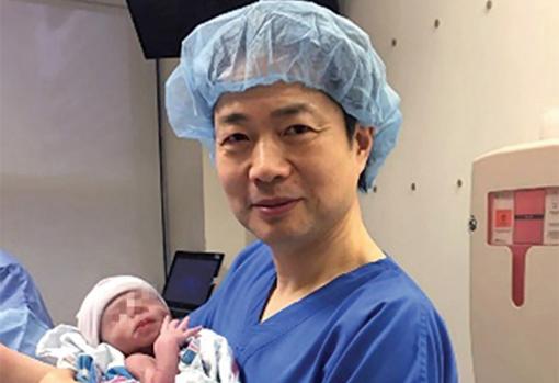 El doctor John Zhang lideró el equipo médico que trajo al mundo al bebé concebido con ADN de un padre y dos madres