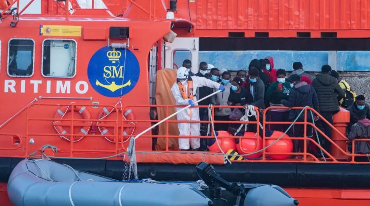 El buque de Salvamento Marítimo Salvamar Mizarrescatando una patera con 45 inmigrantes en El Tarajal