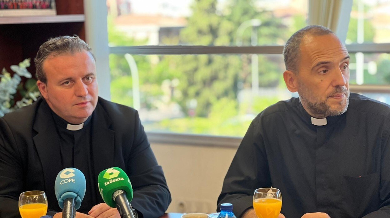Luis Manuel Romero, a la izquierda, en un momento del desayuno, junto a José Gabriel Vera, director de la Oficina de Información de la Conferencia Episcopal