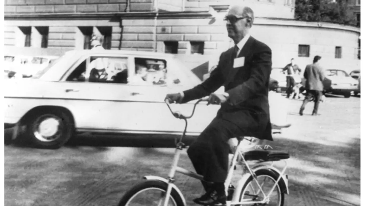 Una de las icónicas imágenes de la cumbre de 1972: el ministro español Laureano López Rodó acude a la conferencia en una de las 750 bicicletas facilitadas a los participantes «para dar ejemplo»