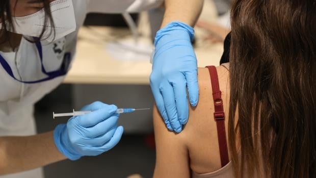 Las dosis de recuerdo de la vacuna del Covid redujo un 51% el riesgo de infección en España durante la sexta ola