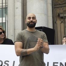 Rafael Marcos durante la manifestación frente a la sede del Ministerio de Igualdad