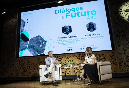 Fernando Valladares junto a la periodista Patricia Biosca, durante el encuentro