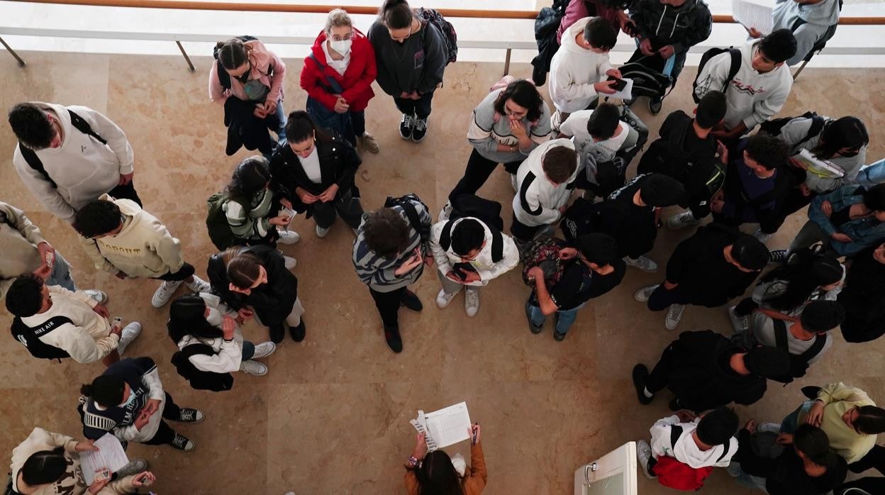 EBAU en Baleares: hasta diez minutos de espera para un examen en castellano